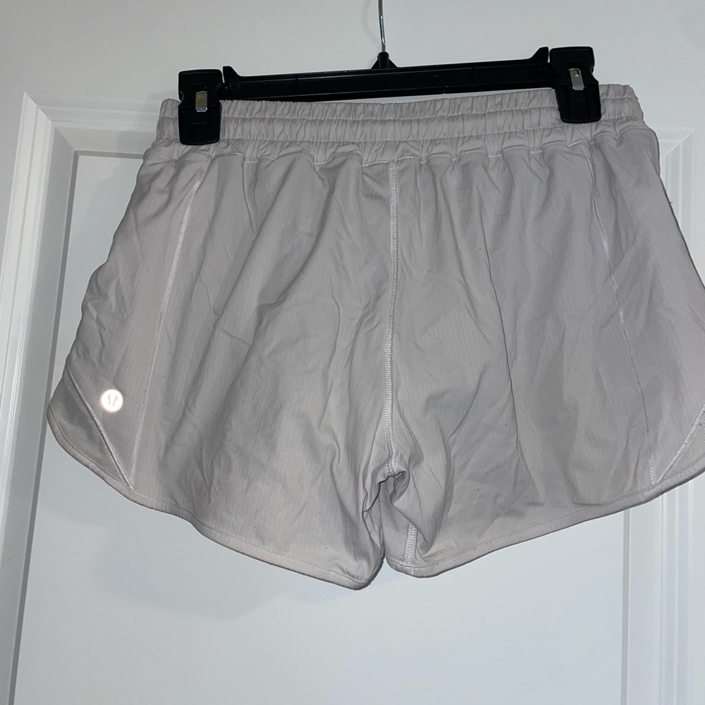 Lululemon white Hotty Hot short size 6 tall ( 4 inch inseam)